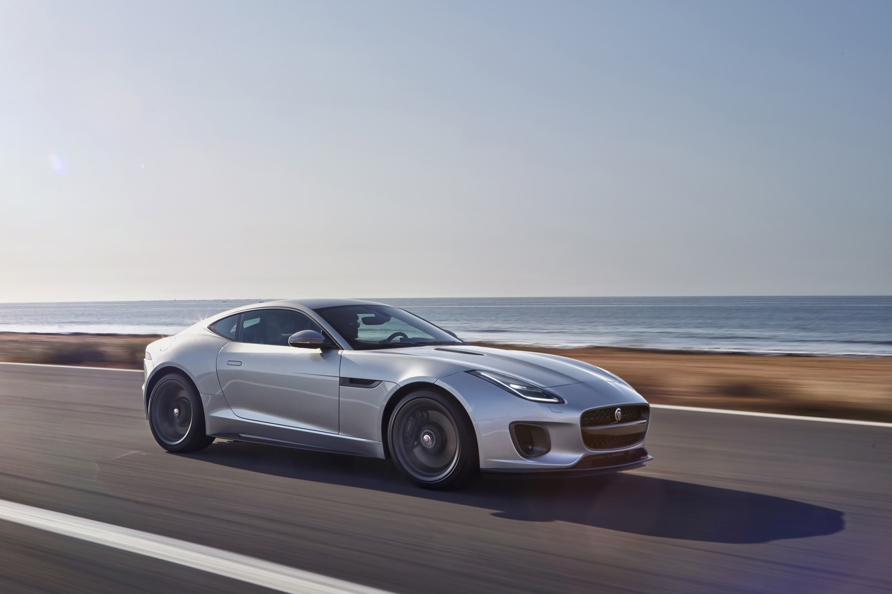Jaguar F-Type Coupé (2018) : 3/4 avant droit gris