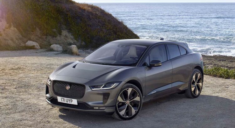 Jaguar I-Pace (2018) : 3/4 avant gris statique sur une plage