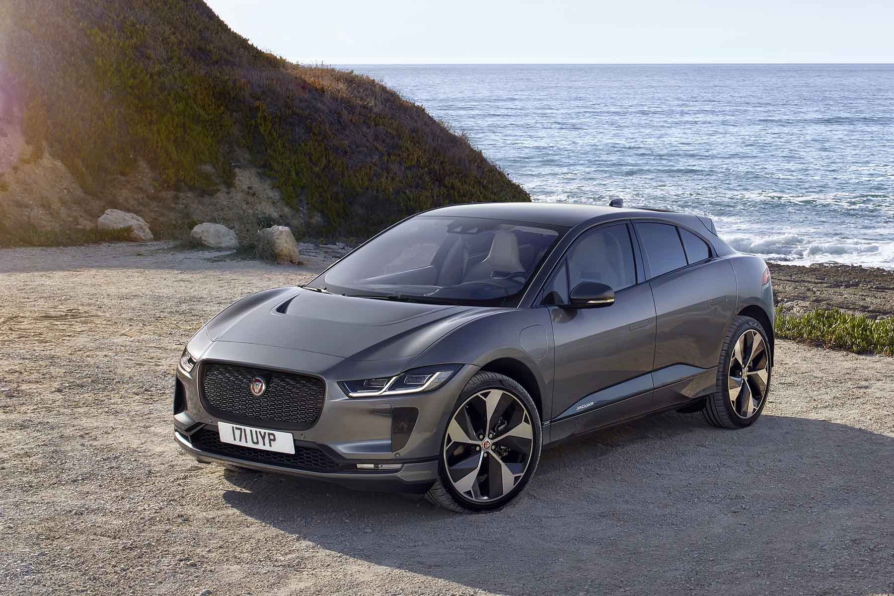 Jaguar I-Pace (2018) : 3/4 avant gris statique sur une plage