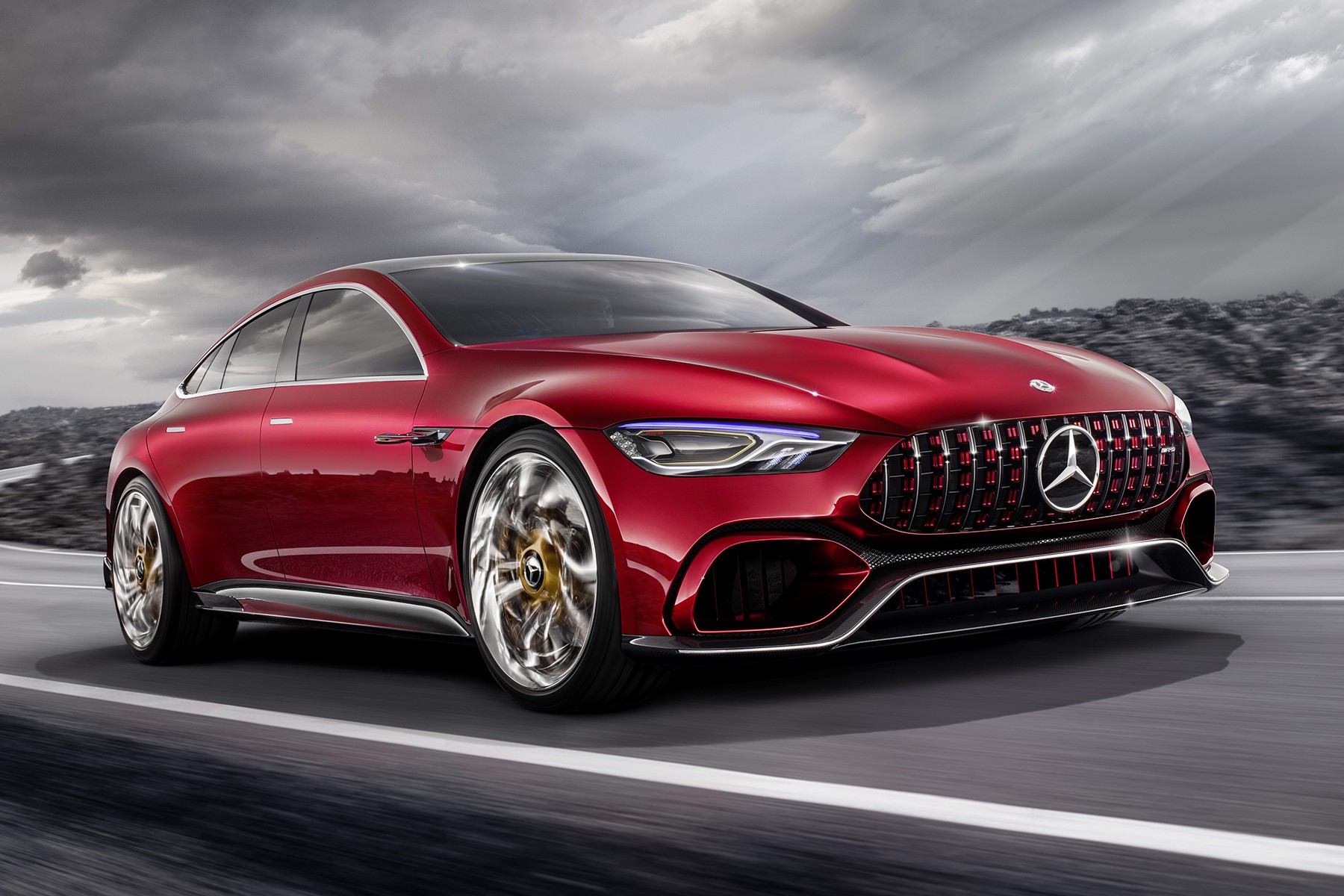 La Mercedes-AMG GT Concept (2017) est hybride. Sa puissance qui peut atteindre jusqu'à 600 kW (+ de 800 ch) lui permet de passer de 0 à 100 km/h en moins de 3 sec
