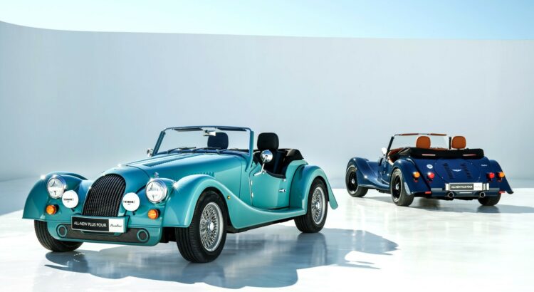 Morgan Plus Four (2020) : 3/4 avant et arrière bleu