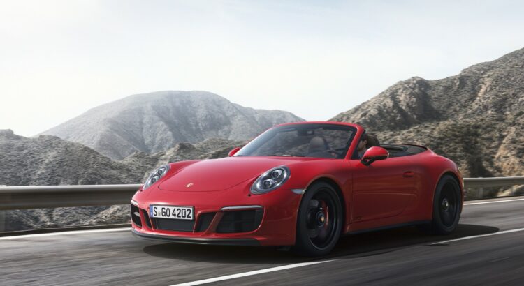 Porsche 911 Carrera 4 GTS Cabrio cabriolet rouge 2 portes (2017) : avant 3/4 face