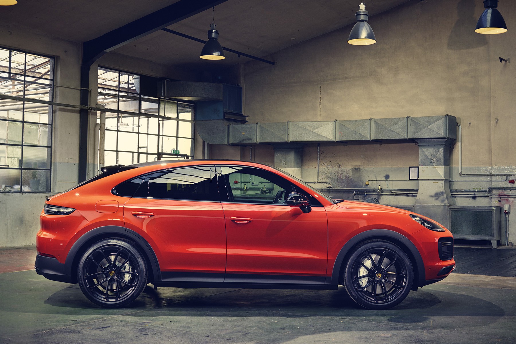 Porsche Cayenne Coupé (2019) : profil en studio