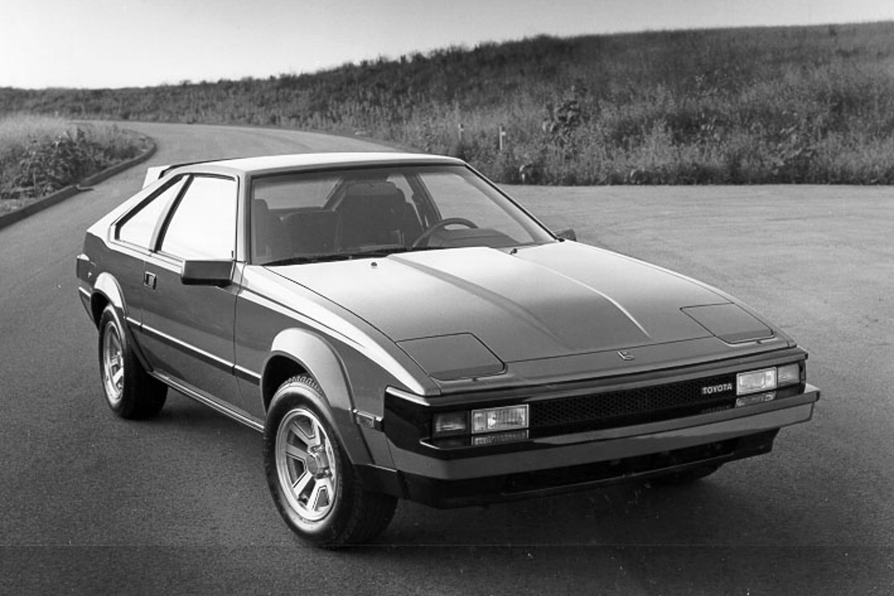 Toyota Celica Supra Mk.II : 3/4 avant droit noir et blanc