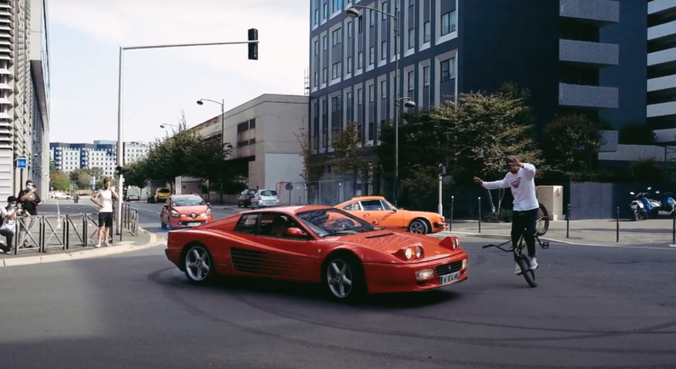 Une Ferrari 512 TR qui drifte autour d'un BMX sur un rond-point : pas banal...
