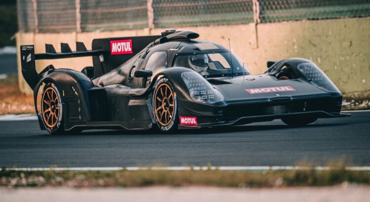 L'hypercar SCG 007 LMH en piste à Vallelunga, en Italie.