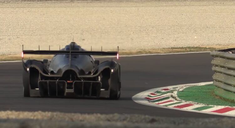 L'Hypercar SCG 007 LMH en piste à Monza.
