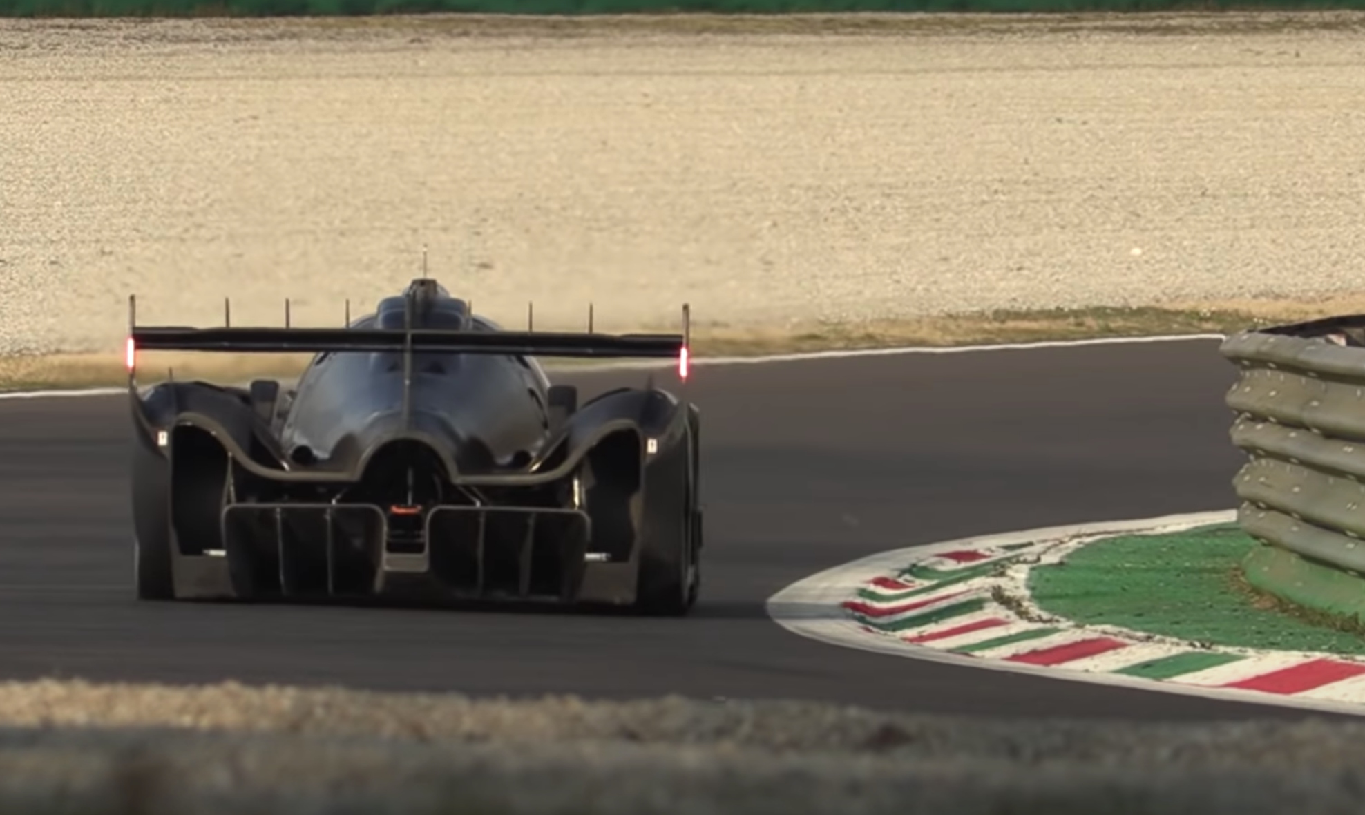 L'Hypercar SCG 007 LMH en piste à Monza.