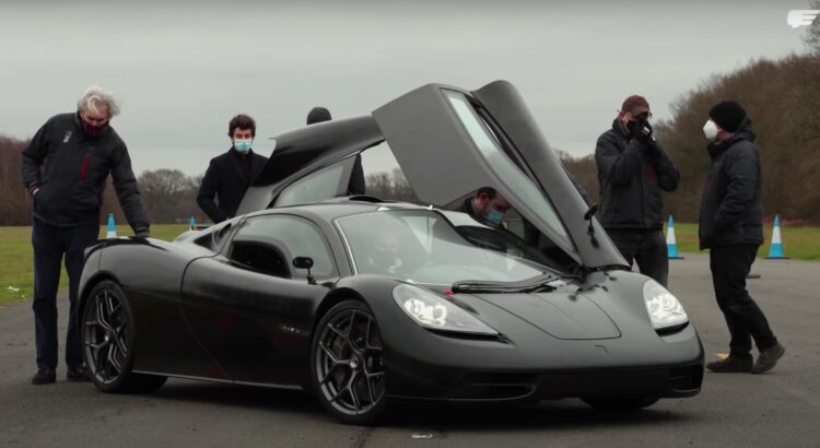 Gordon Murray, à gauche, s'apprête à prendre le volant pour la première fois de la T.50.