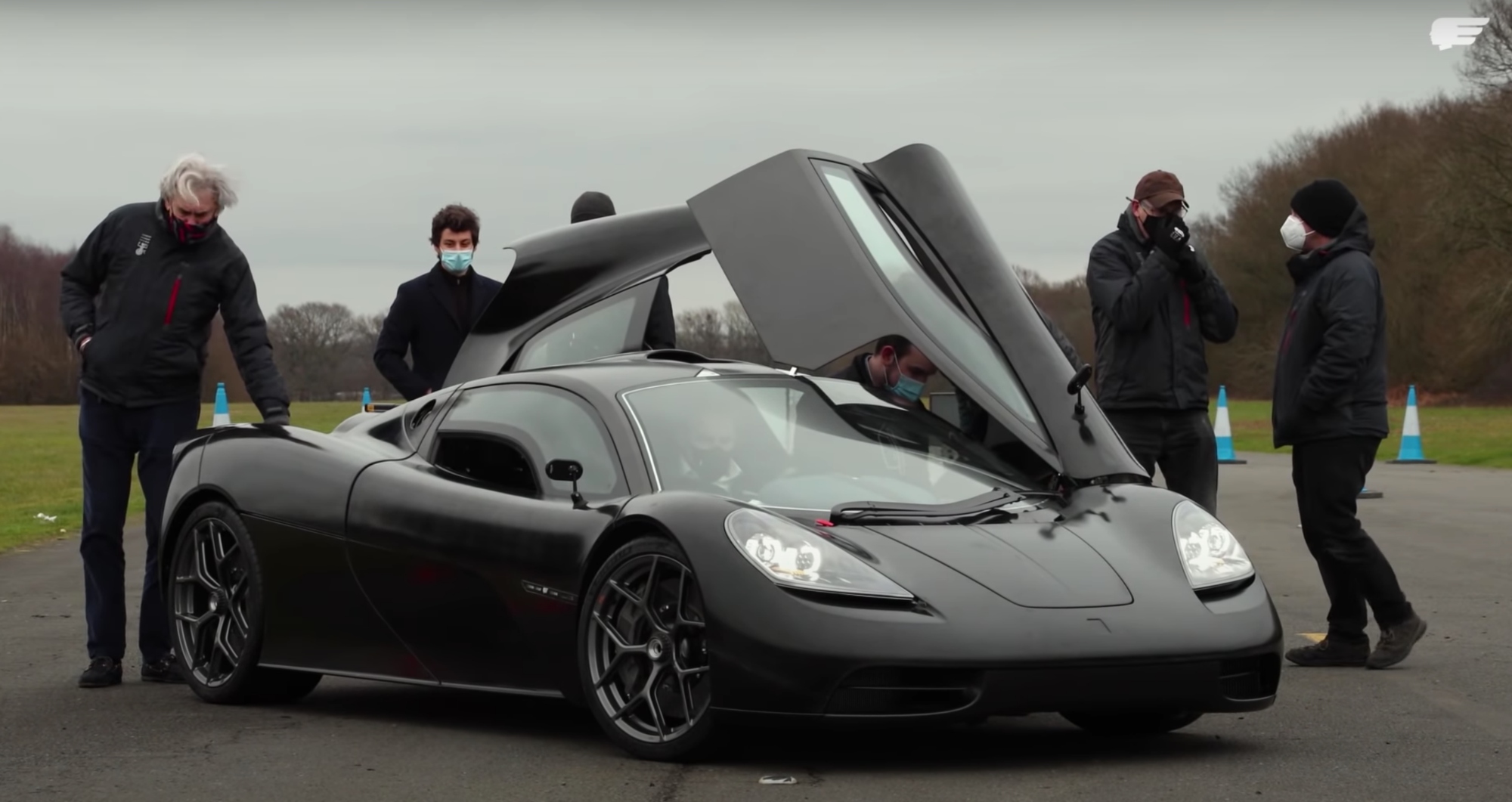 Gordon Murray, à gauche, s'apprête à prendre le volant pour la première fois de la T.50.