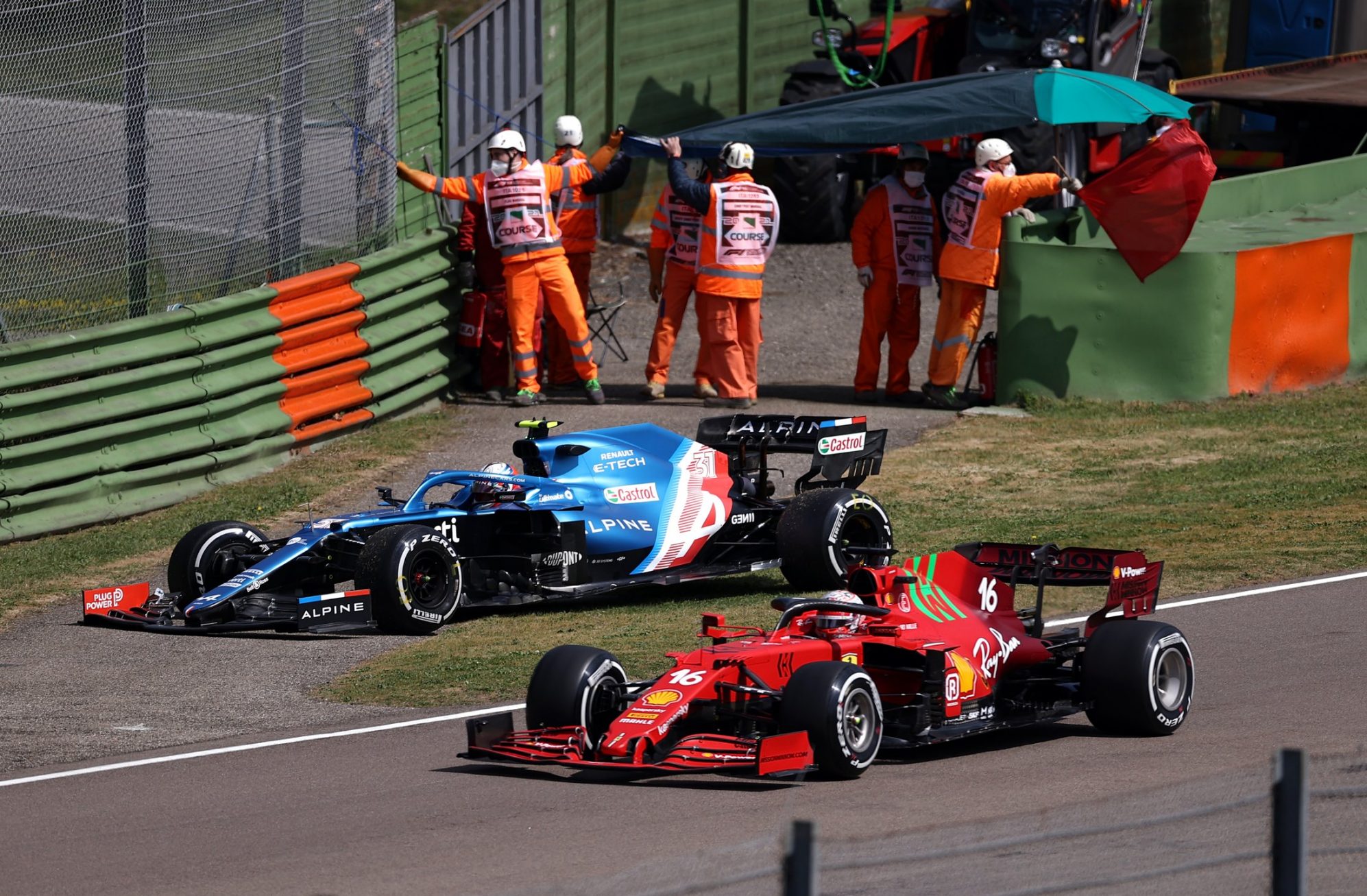 Accrochage entre Ocon et Pérez lors des EL1 du Grand Prix d'Emilie-Romagne de F1, ce vendredi matin à Imola.
