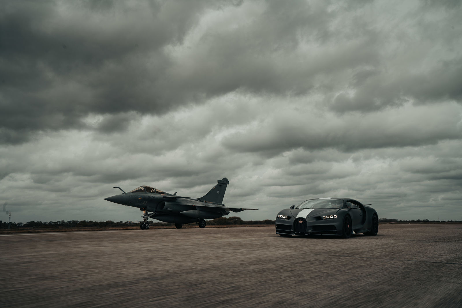 Bugatti Chiron Sport VS. Dassault Rafale Marine : un duel au sommet !
