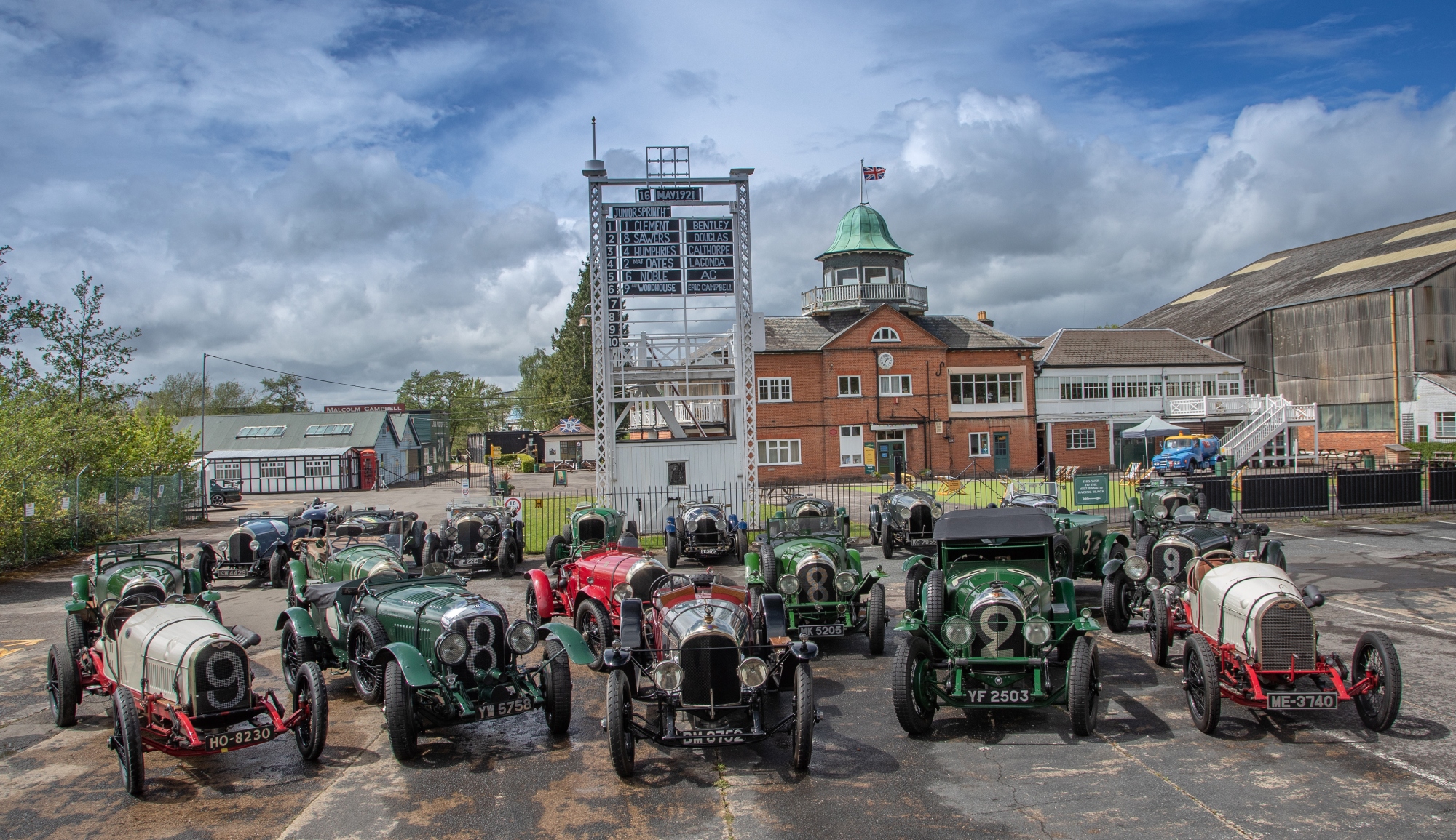 23 Bentley 3 Litres à Brooklands pour commémorer les 100 ans depuis la 1ère victoire de l'EPX2.
