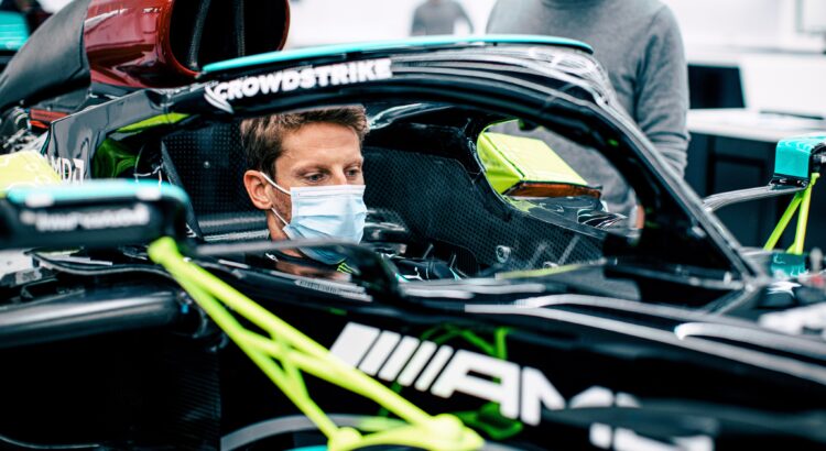 Grosjean dans le cockpit de la Mercedes W10 EQ Power+