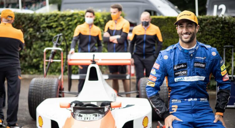 Daniel Ricciardo avec la McLaren-Honda MP4/5B de 1990.
