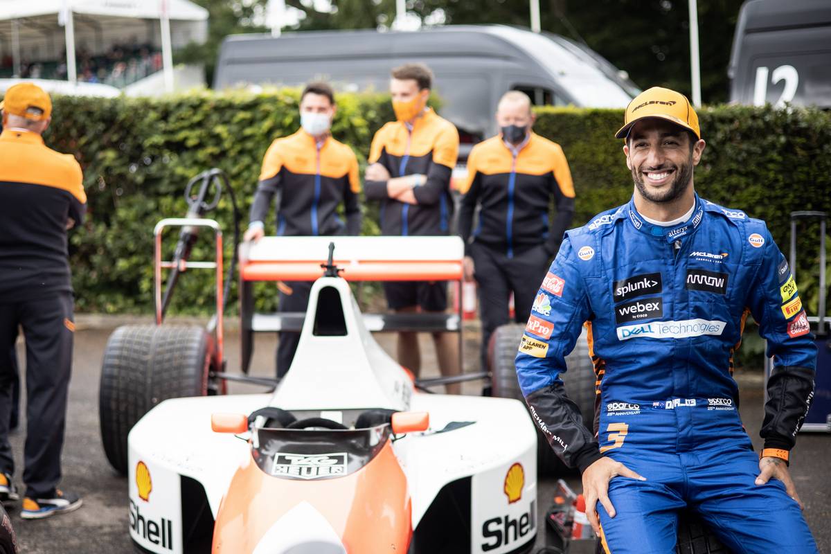 Daniel Ricciardo avec la McLaren-Honda MP4/5B de 1990.