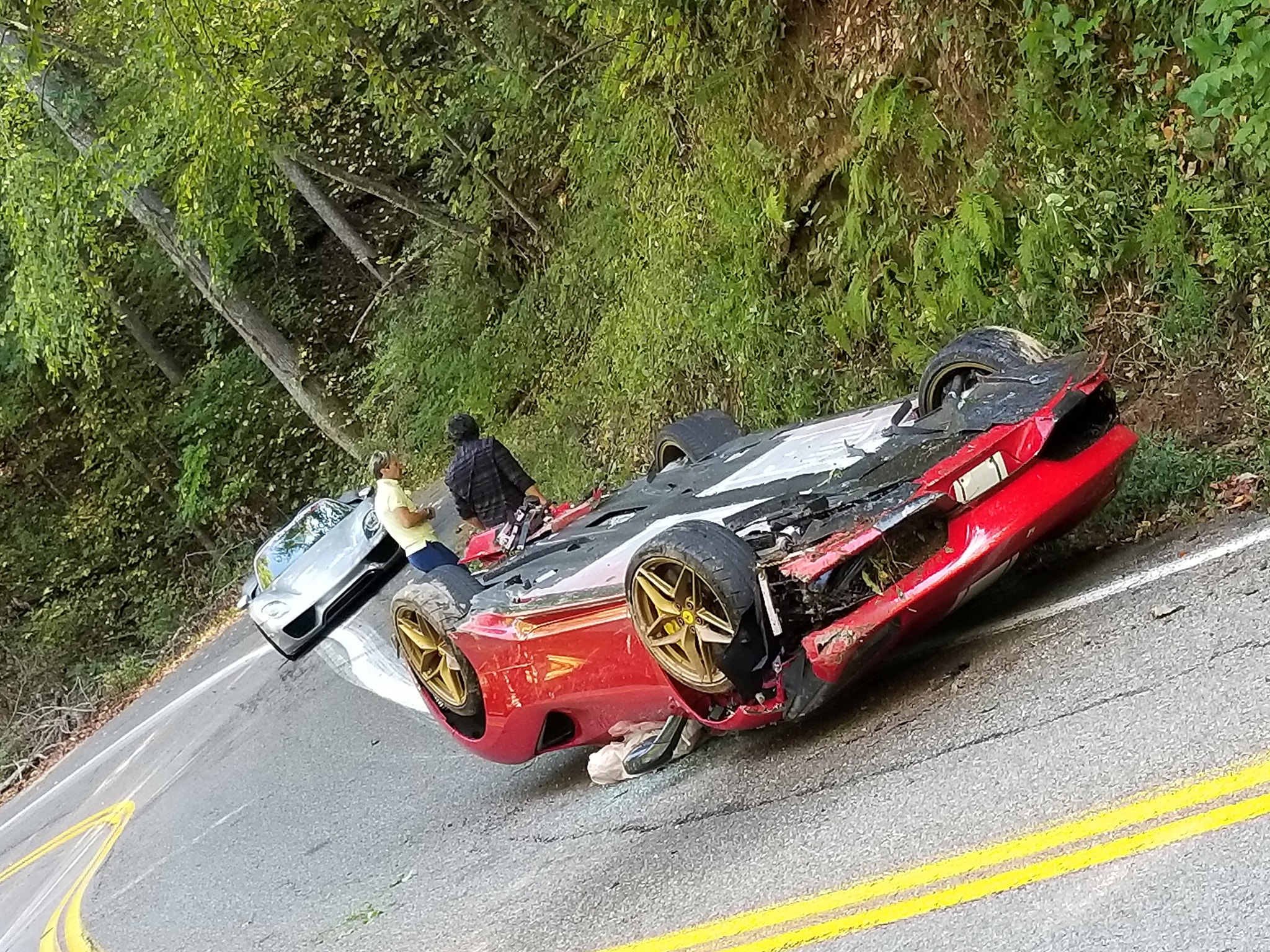 Un imprudent cartonne sa Ferrari sur la 