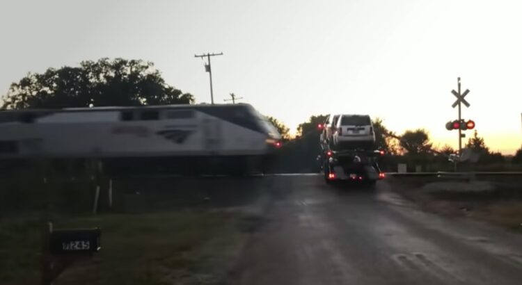 Un semi-remorque violemment heurté par un train aux Etats-Unis ! (vidéo)