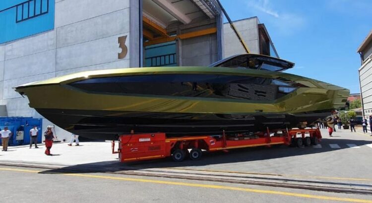 Conor McGregor exhibe son nouveau yatch Lamborghini de 4000 chevaux
