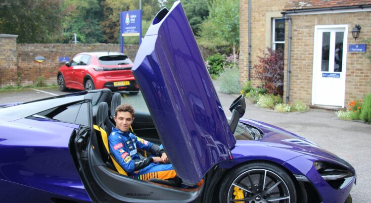 Quand Lando Norris dépose un fan à l'école en McLaren 720S ! (+ vidéo)