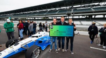 L'&eacute;quipe de l'UTM pose fi&egrave;rement avec son ch&egrave;que lors de l'Indianapolis Autonomous Challenge