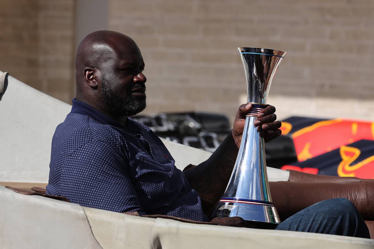 Shaquille O’Neal steals the show from F1 stars!  (+ video)