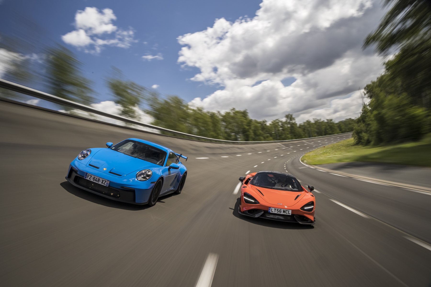 911 GT3 vs 765LT