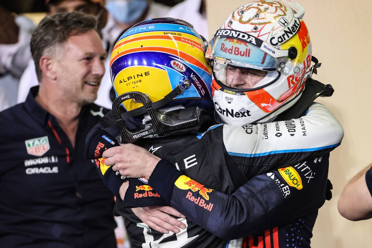 verstappen et alonso à l'arrivée du GP d'Abu Dhabi 2021