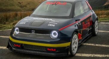 Une Honda e en kit large aux couleurs Red Bull