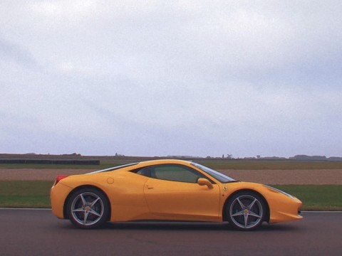 Un stage de conduite propose à des enfants de 10 ans de piloter des supercars