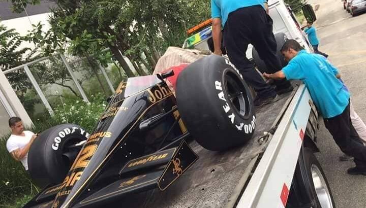 Le jour où : une F1 a été tractée sur... 22 étages !