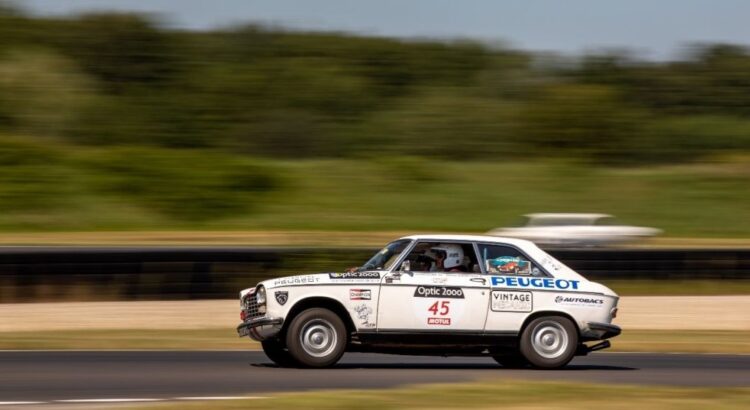 Une légendaire Peugeot Coupé 204 alignée au Tour Auto 2022