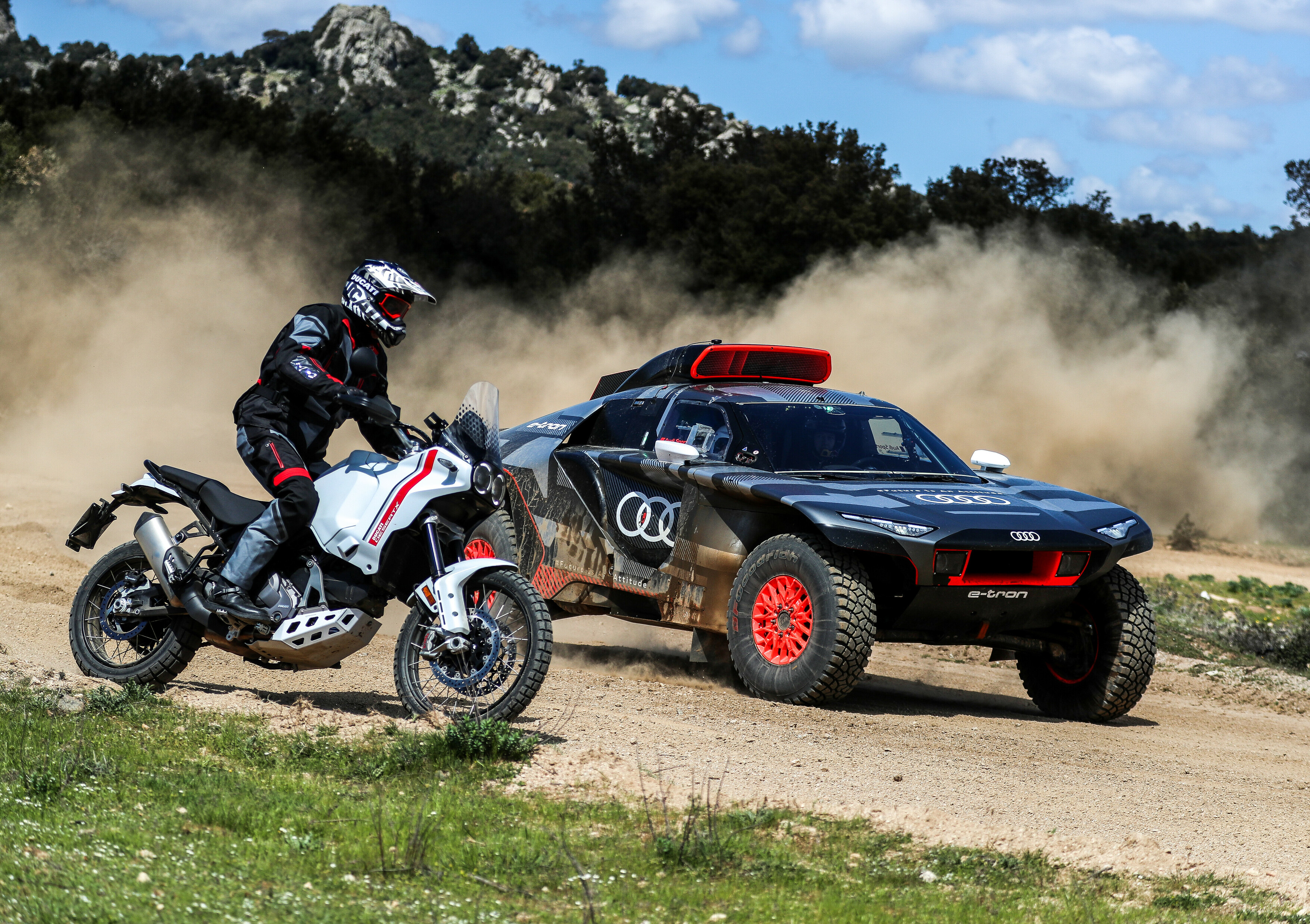 Audi RS Q e-tron / Ducati DesertX : nouveau mariage de style !