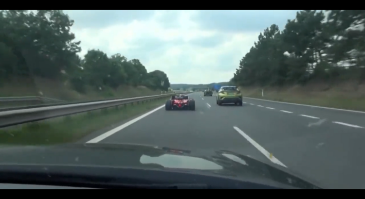 La scène surréaliste d’une monoplace qui se retrouve... sur l’autoroute !