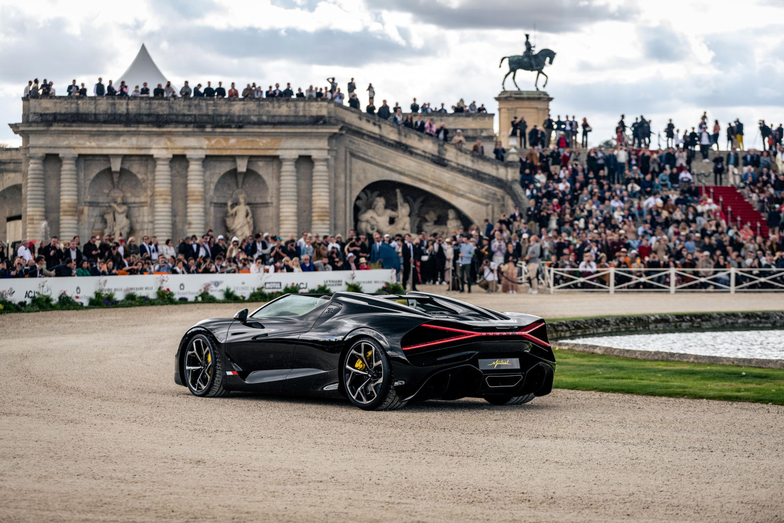 La nouvelle Bugatti W16 Mistral vole la vedette au Chantilly Arts & Elegance