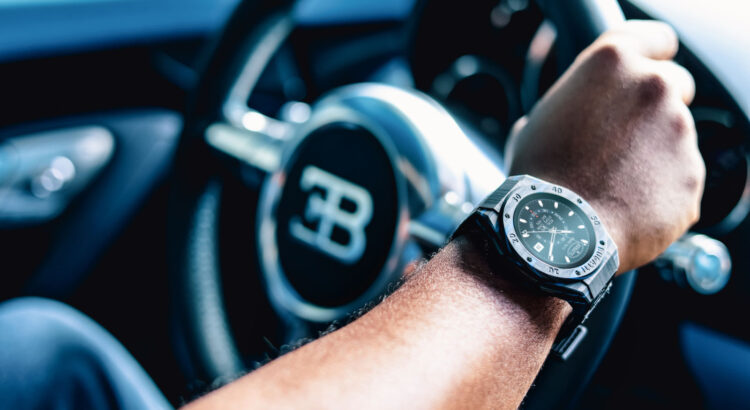 Bugatti lance lance sa première montre connectée en fibre de carbone !