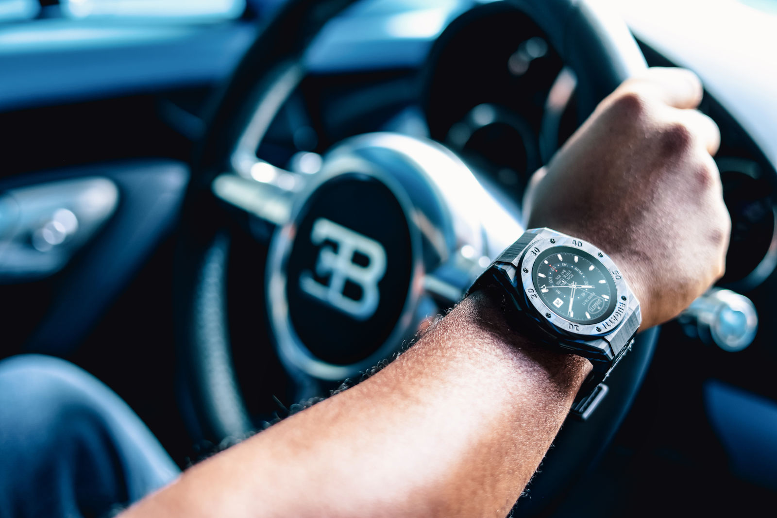 Bugatti montre connectée carbone