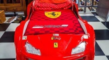 Quelqu'un a pay&eacute; une fortune pour ce lit sign&eacute; par... Michael Schumacher !