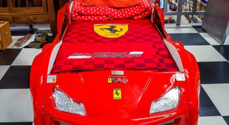 Quelqu'un a payé une fortune pour ce lit signé par... Michael Schumacher !