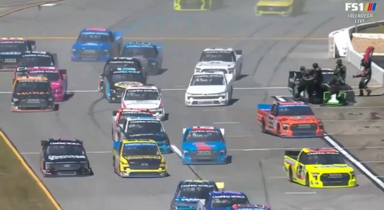 NASCAR : un mécanicien court sur le circuit et crée la pagaille