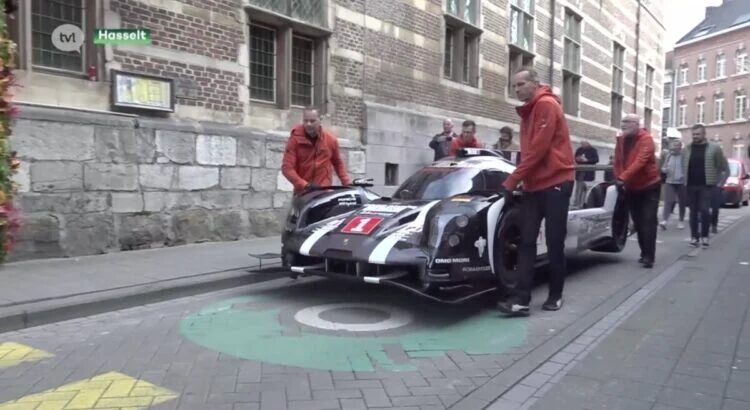 Il installe une Porsche 919 du Mans sur sa terrasse du 8ème étage ! (vidéo)