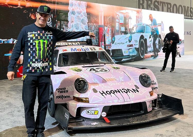 Ken Block et sa voiture de course hoonigan rose