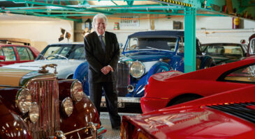 Rodger dudding entour&eacute; de ses voitures