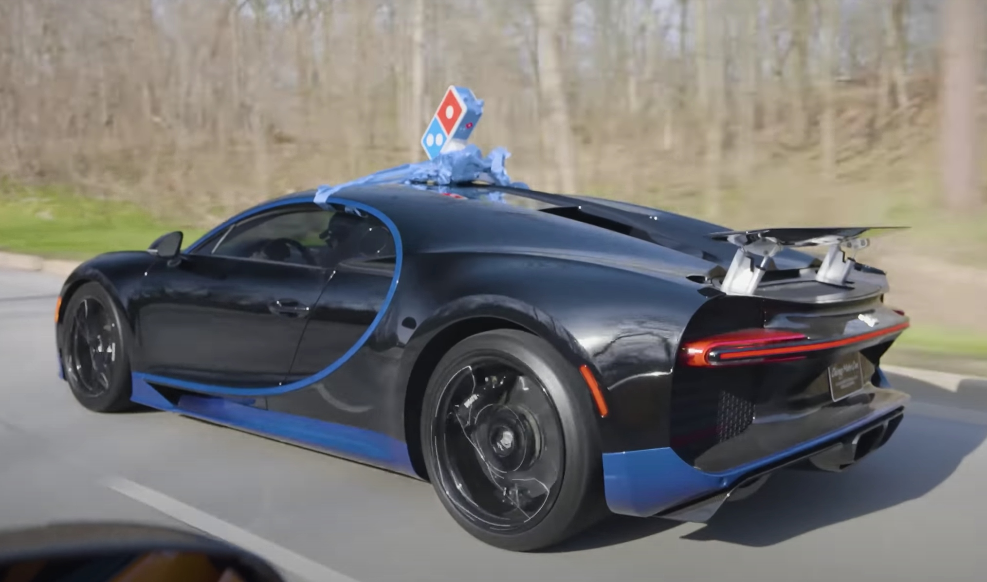 pizzas livraison Bugatti Chiron vidéo insolite
