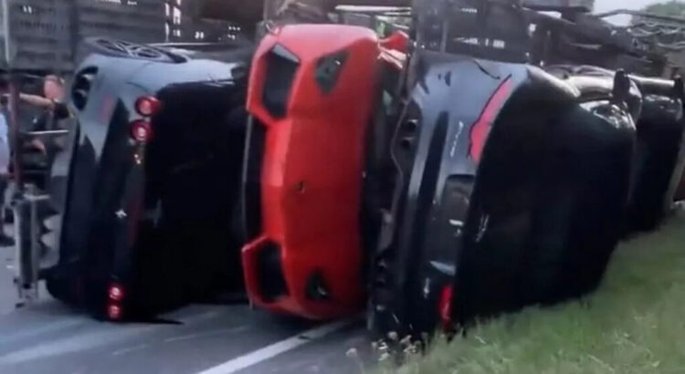 Rempli de supercars ultra-chères, un camion se retourne sur la route ! (+ vidéo)