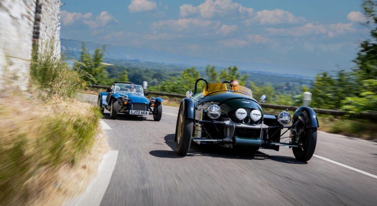 Match - Caterham Super Seven 600 vs Morgan Super 3 : machines à remonter le temps