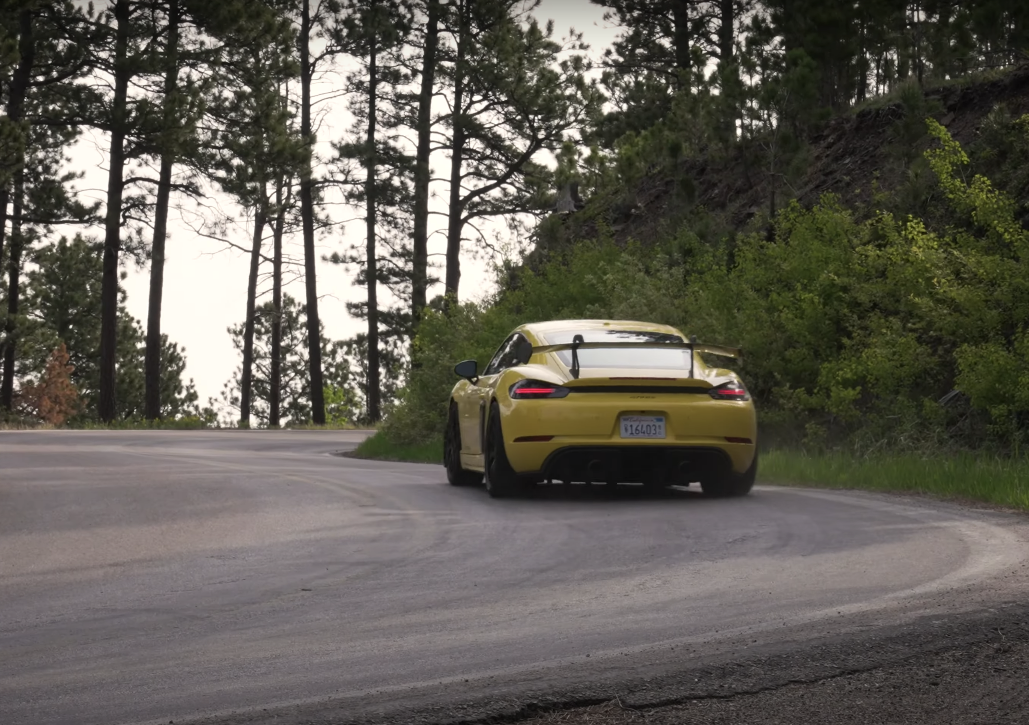 Porsche 718 GT4 RS montagnes