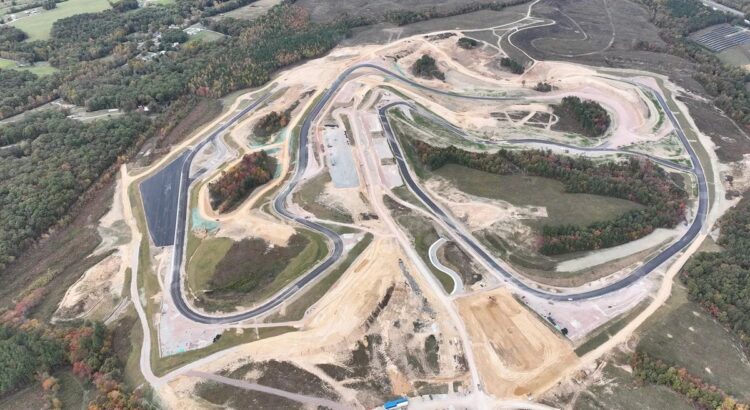 Long de 10 km, ce nouveau circuit américain possède un banking à 30° !