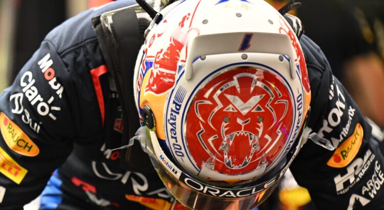 Casque miniature 2023 de Lewis Hamilton à l'échelle 1:5 - Mercedes-AMG F1 Fuel F