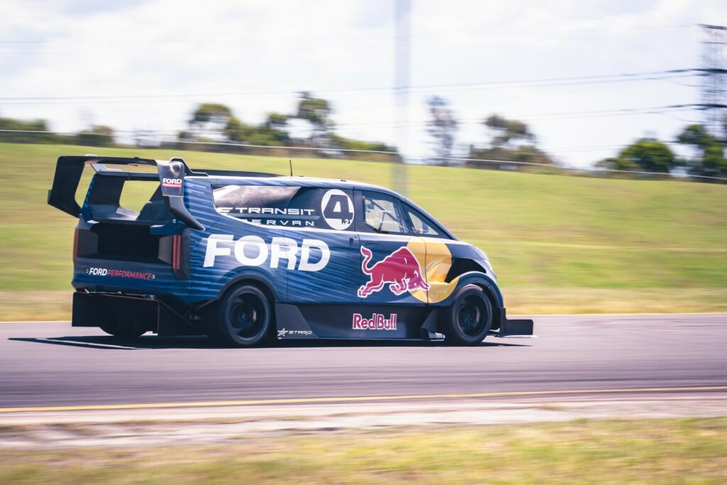 Ford SuperVan 4.2 : quand le Stig en prend le volant sur la piste Top Gear (+ vidéo)